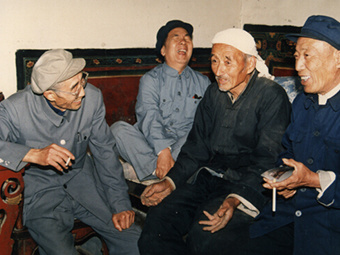 Han Gang (second from left), one of the founders of the sanitary materials factory, returned to the smoke. Han Gang (second from left), one of the founders of the sanitary materials factory, returned to the smoke.